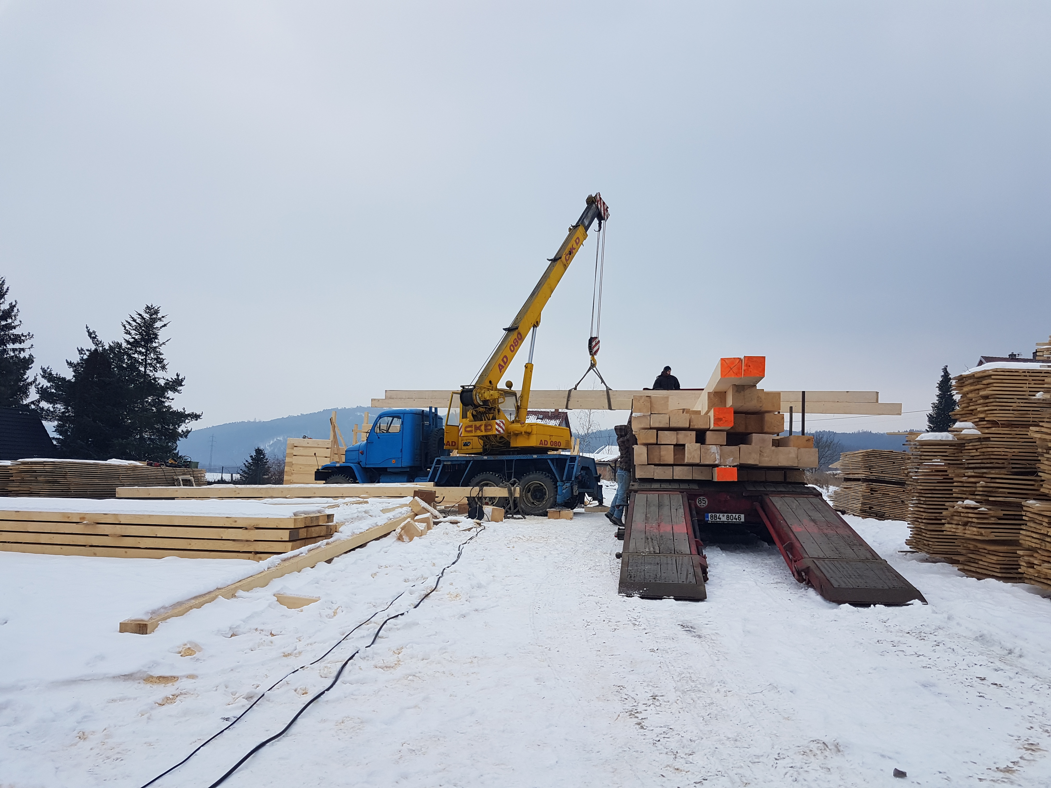 stavba roubenky - příprava materiálu roubenky