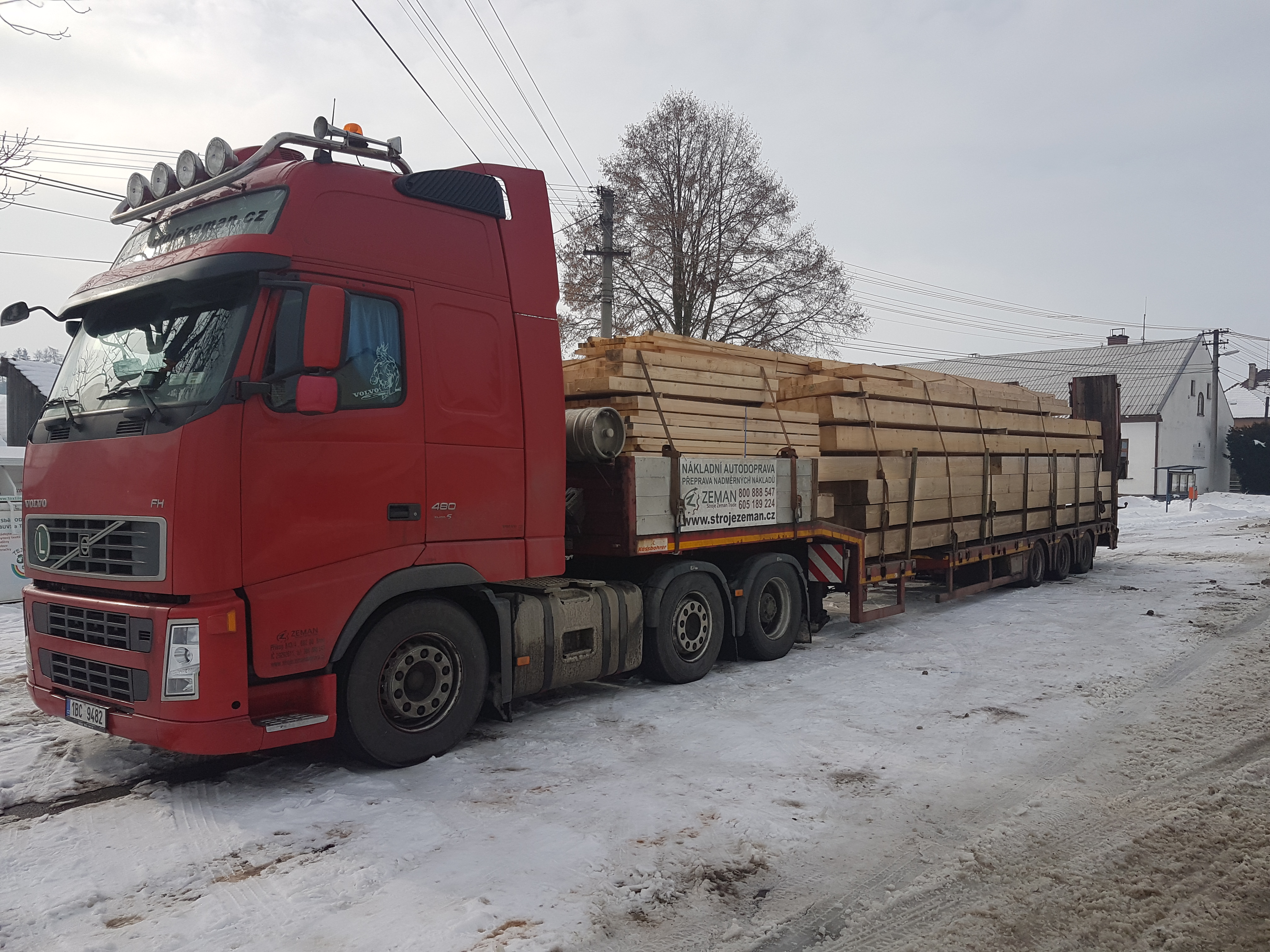 stavba roubenky - doprava materiálu